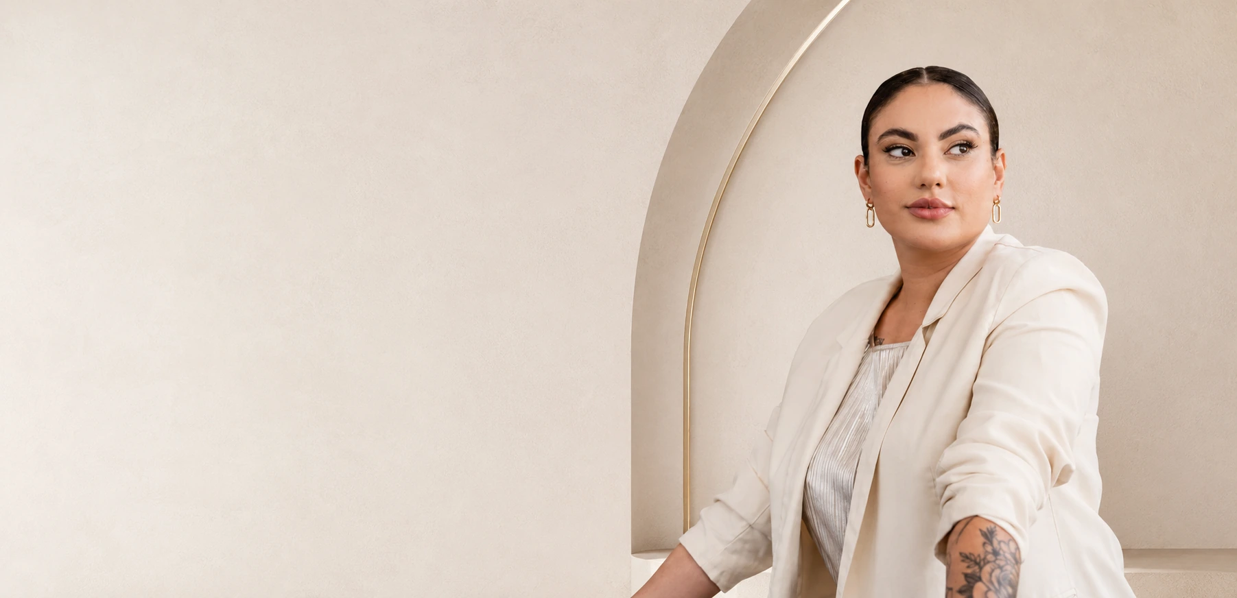 Valéria Rocha, fundadora da VAROC Acessórios, usando brincos ondulados